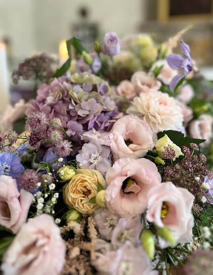 Begravning, kista med blommor och ljus.